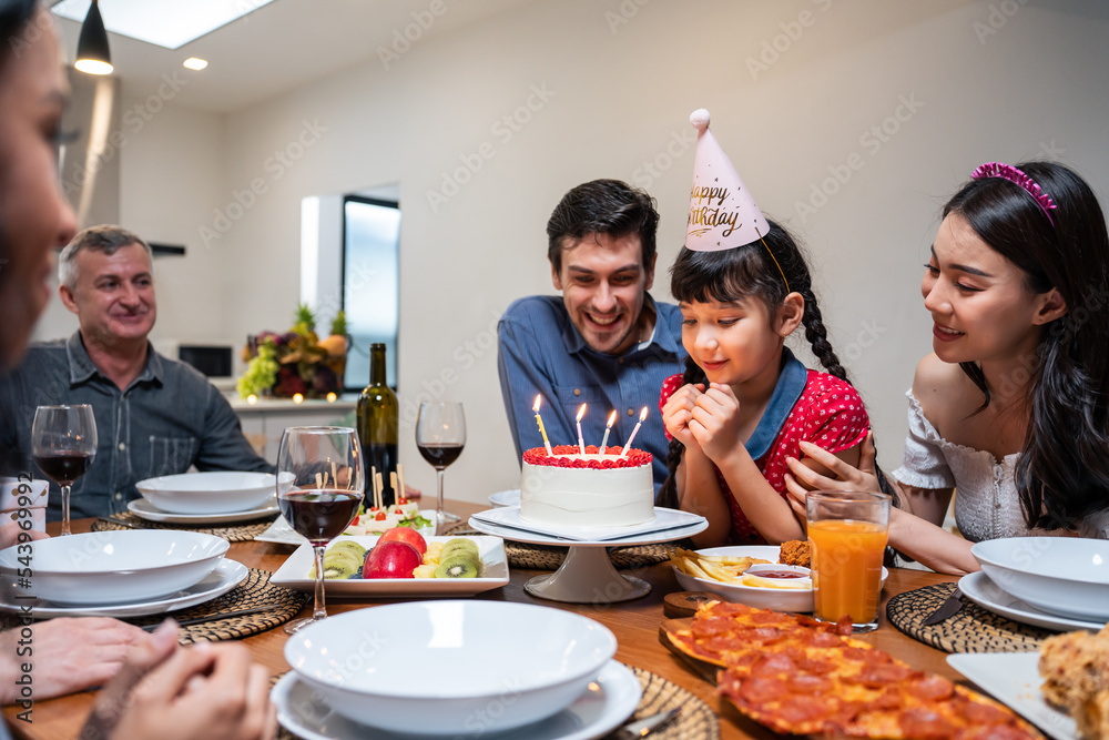 多民族大家庭为年幼的女儿举办生日派对
