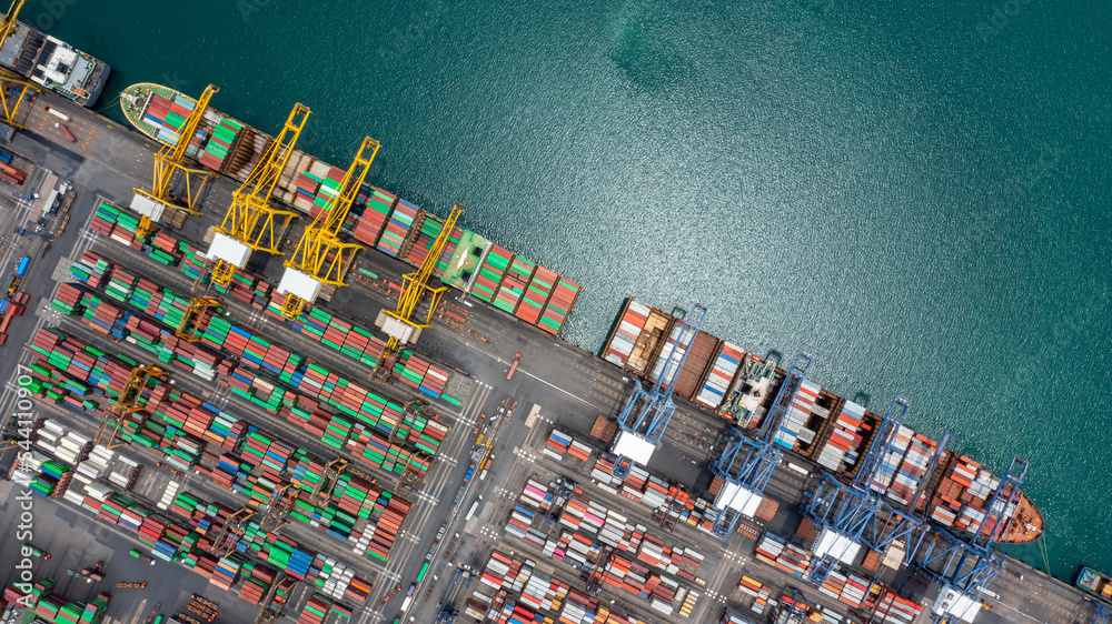 鸟瞰集装箱船全球商务物流运输进出口集装箱箱