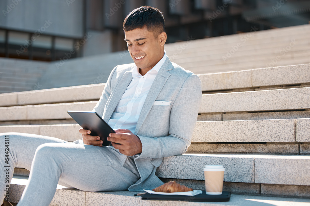 平板电脑、楼梯和商务人员在咖啡休息时阅读新闻、公司电子邮件或提供反馈