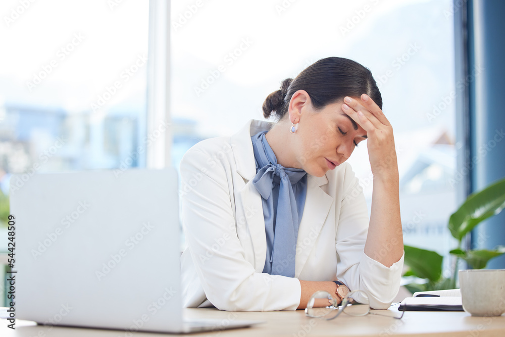 精疲力竭、压力大、工作繁忙的女性在笔记本电脑上，因眼睛疲劳、过度劳累和