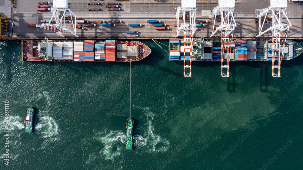 鸟瞰集装箱船全球商务物流运输进出口集装箱箱，