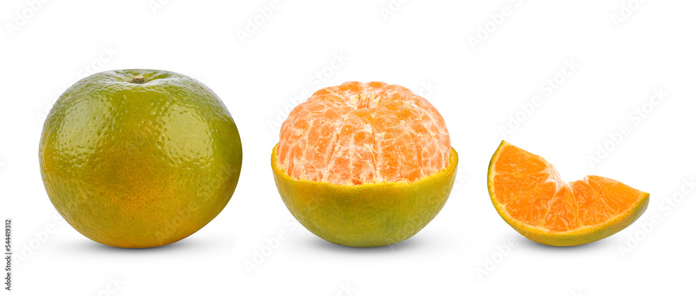 整颗绿色橘子，切片分离在白色背景上。