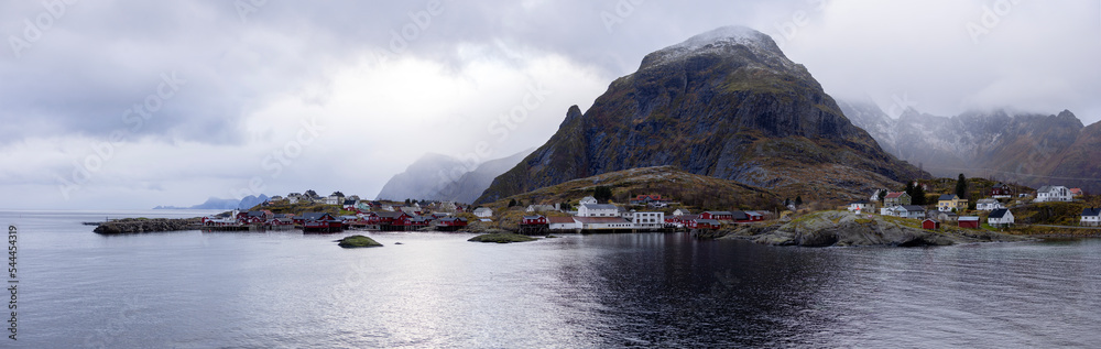 挪威罗弗敦群岛冬季的Reine乡村景观。