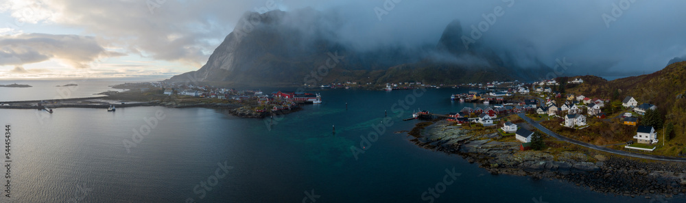 冬季Reine的鸟瞰图。挪威罗弗敦群岛的俯视图。