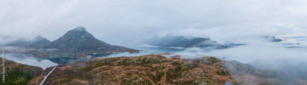 俯瞰挪威山脉和湖泊的全景。