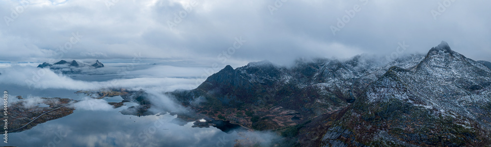 俯瞰挪威群山和湖泊的全景。