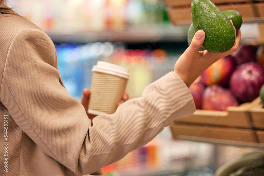 超市、鳄梨和妇女在杂货店手工购买水果、新鲜食品和农产品。零售，