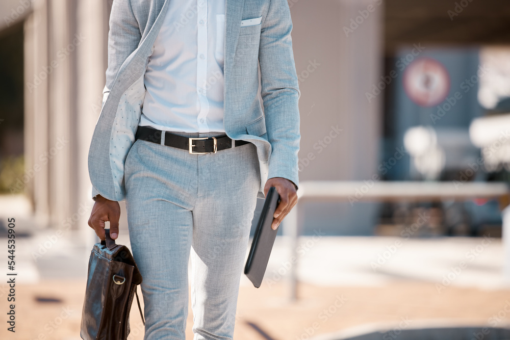 商人，带着公文包步行上班，手里拿着平板电脑在城市里旅行，户外购物