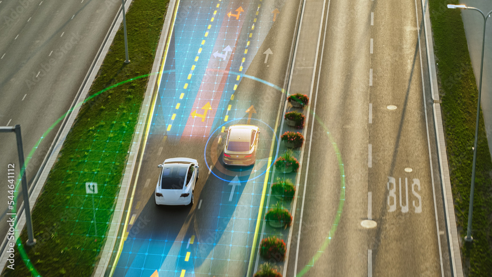 空中俯视无人机视图：自动驾驶汽车在城市高速公路上行驶，翻车