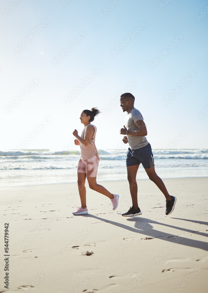 黑人夫妇，海滩和跑步，在阳光、夏天和海上进行健身、锻炼和有氧运动