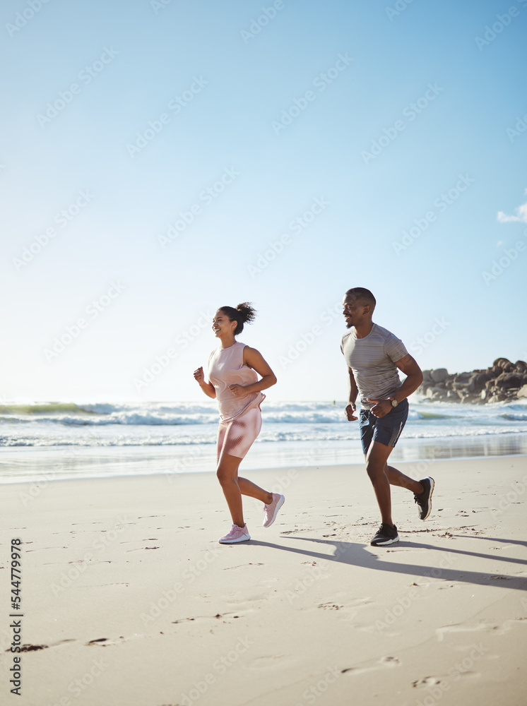海滩，情侣跑步和有氧健身训练或健康挑战。朋友，运动te