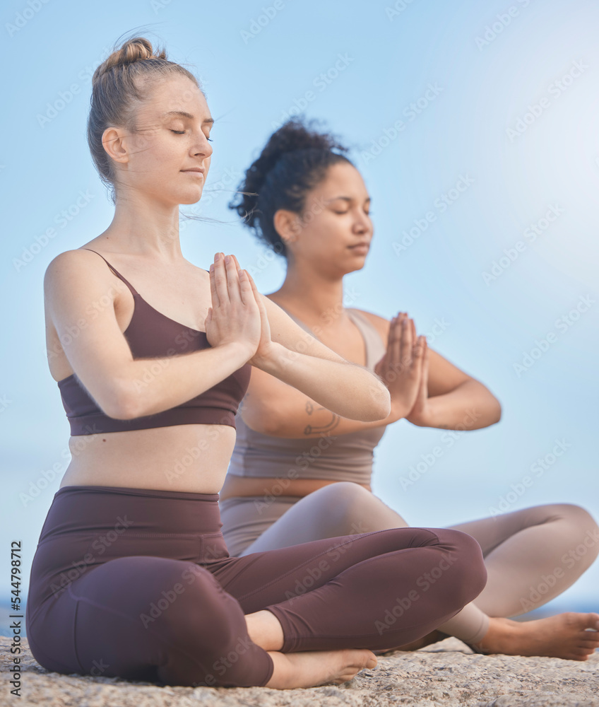 朋友、瑜伽和海滩，与女性一起冥想和禅修，以促进健康和身心健康。