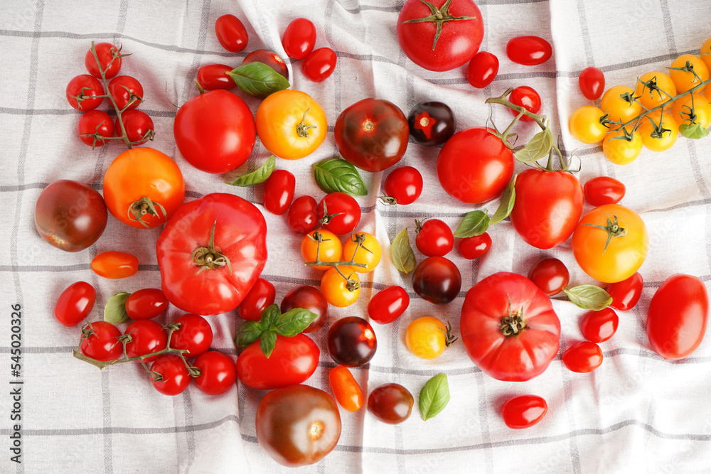 织物背景上不同的成熟番茄