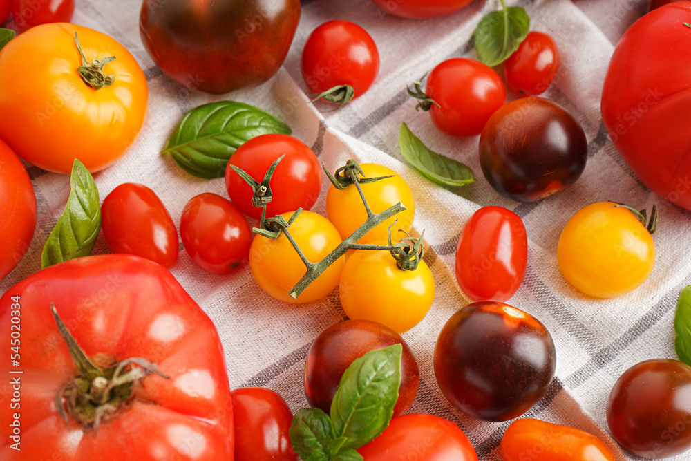 织物背景上不同的成熟番茄，特写