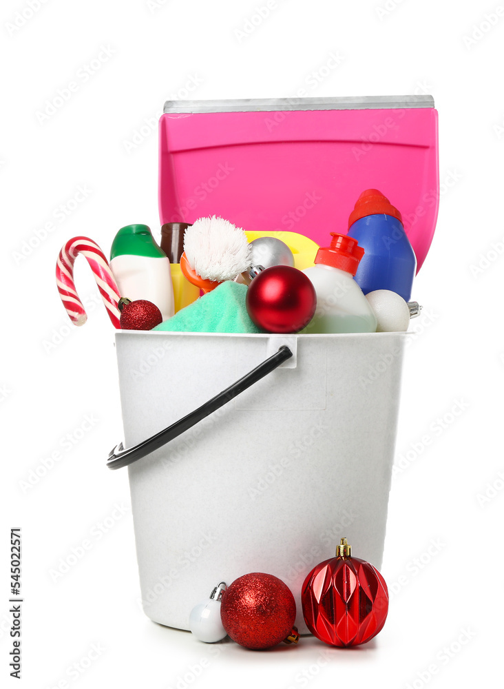 白色背景上有清洁用品、甘蔗糖和圣诞球的水桶