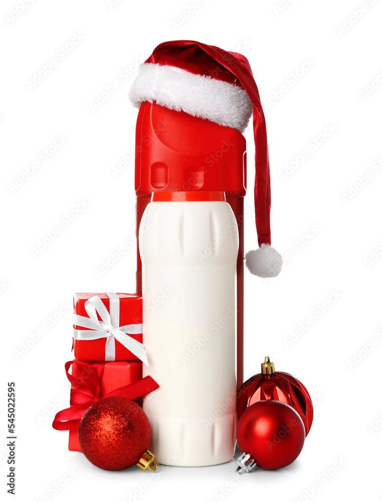 白色背景上有圣诞帽、圣诞球和礼物的清洁剂瓶