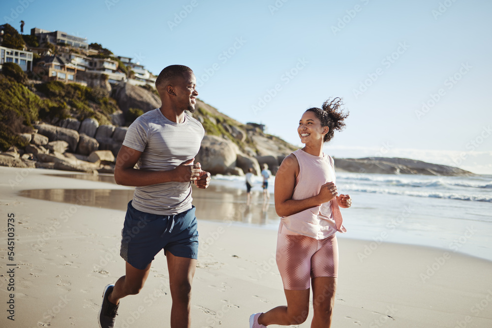 情侣，在海滩上微笑健身和跑步，锻炼和有氧运动，快乐和活跃的生活