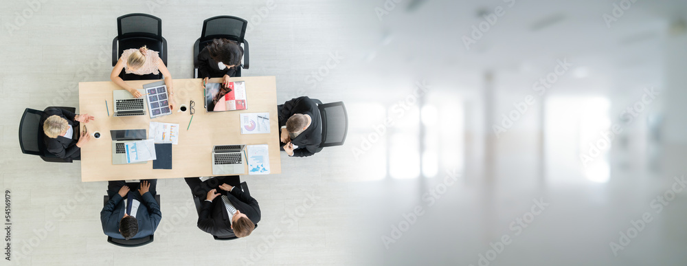 从高层拍摄的商界人士小组会议扩大了办公室的视野。职业女商人，商界人士