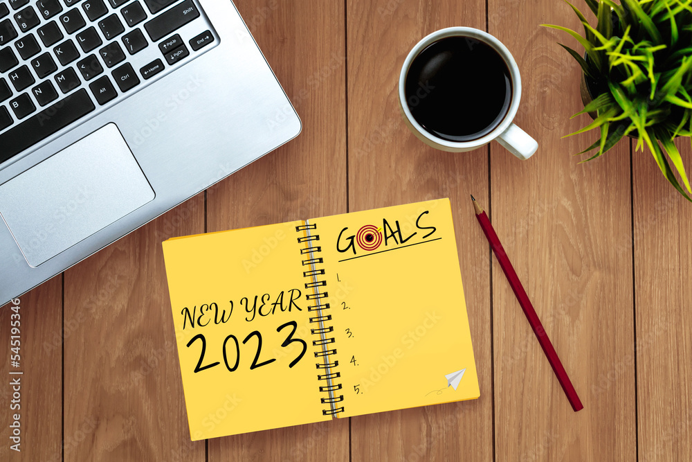 2023年新年快乐决议目标列表和计划设置-带笔记本的商务办公桌