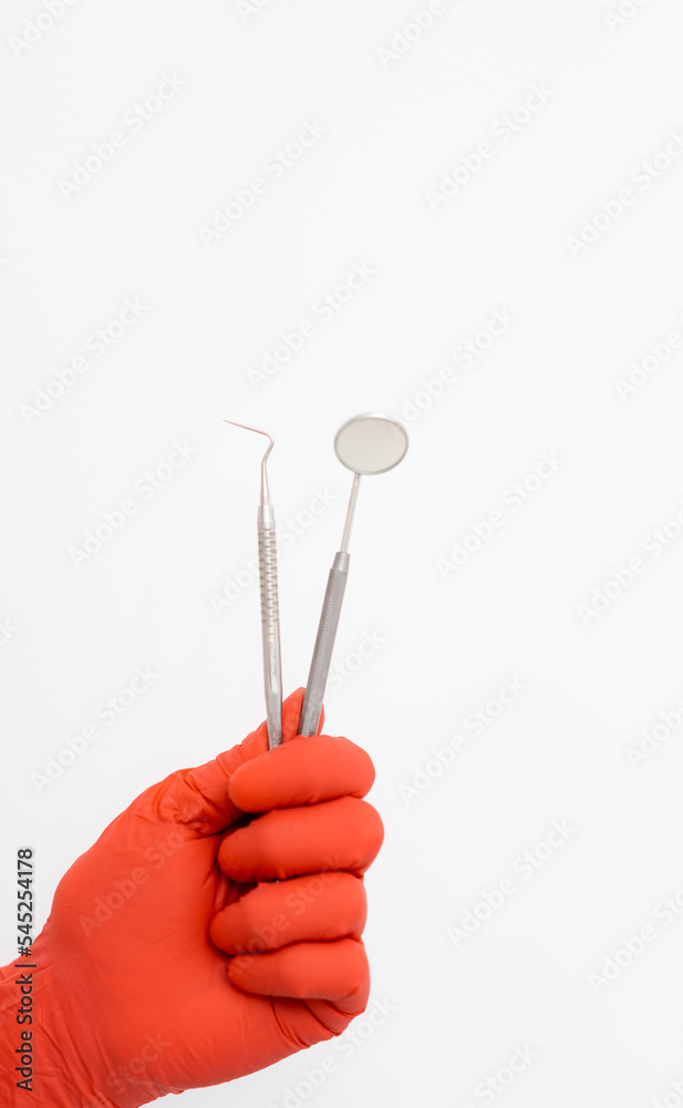 戴着手套的手上拿着Denistry仪器。孤立背景下的牙科工具。