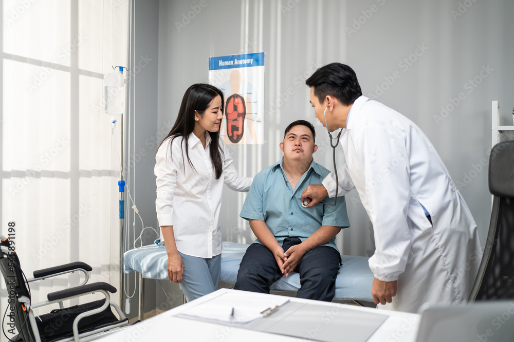亚洲年轻男子和母亲拜访医生并咨询健康问题。