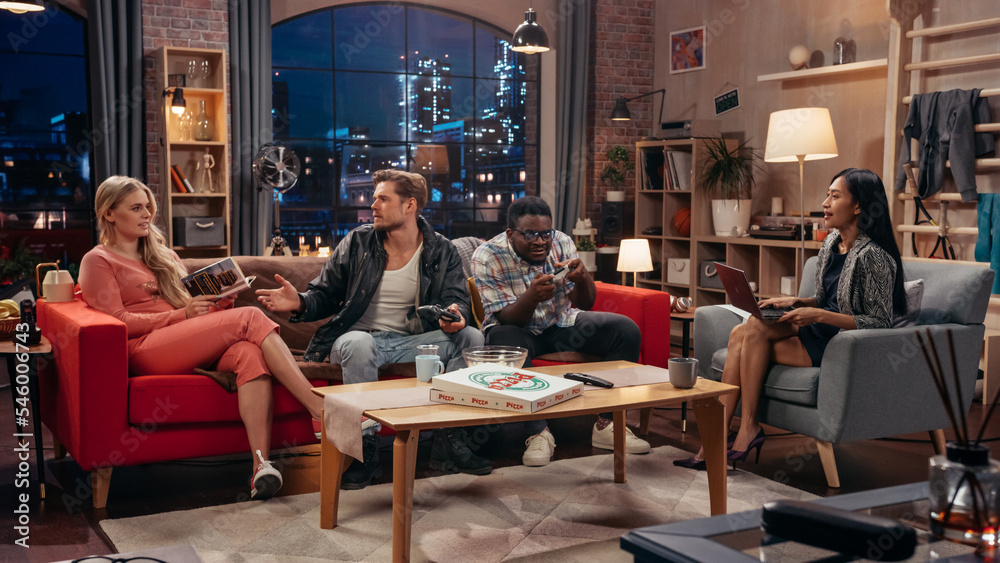 电视情景喜剧：四个不同的朋友在客厅玩得很开心。有趣的电视节目女孩在读书