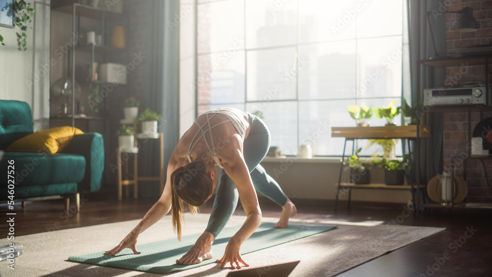 一位健康的年轻女性在早晨锻炼时做伸展和瑜伽运动的肖像