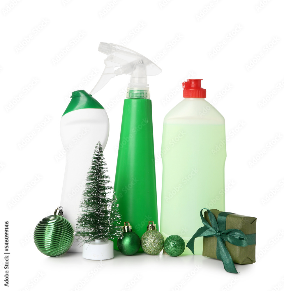 白色背景圣诞装饰和礼物的清洁用品