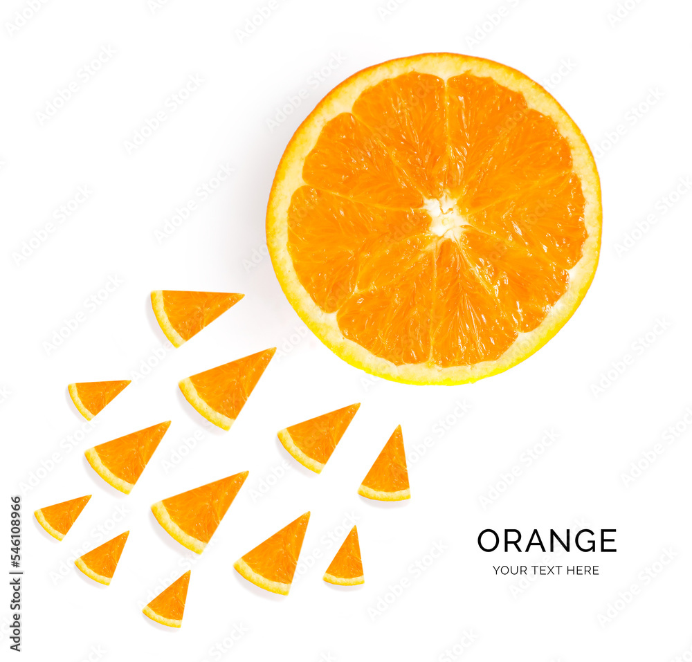 白色背景下的橙色创意布局。平面布局。食物概念。橙雨创意骗局
