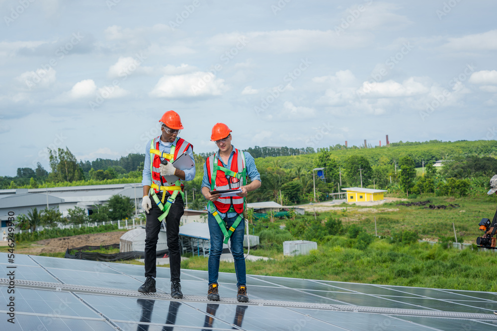 技术人员在建筑物屋顶结构上安装太阳能电池板时系安全带