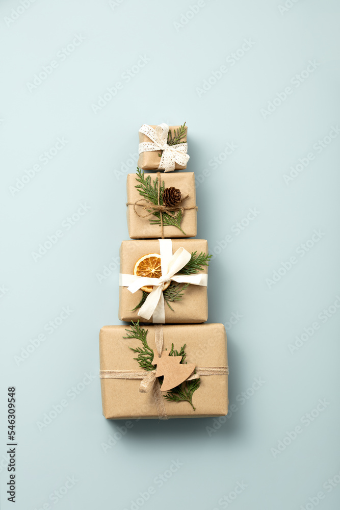 蓝色背景的自然色圣诞礼盒，环保时尚零浪费包装平面