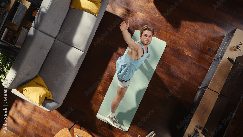 俯视运动：华丽的家伙在家里的运动垫上做伸展运动。肌肉发达，身材健美，帅气A