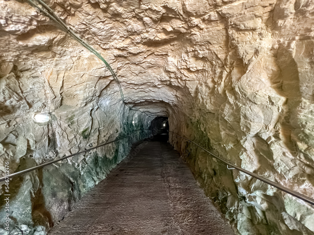 古老隧道中的通道