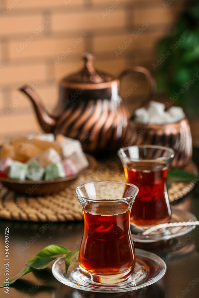 房间桌子上放着一杯土耳其茶和一片叶子的Saucer，特写