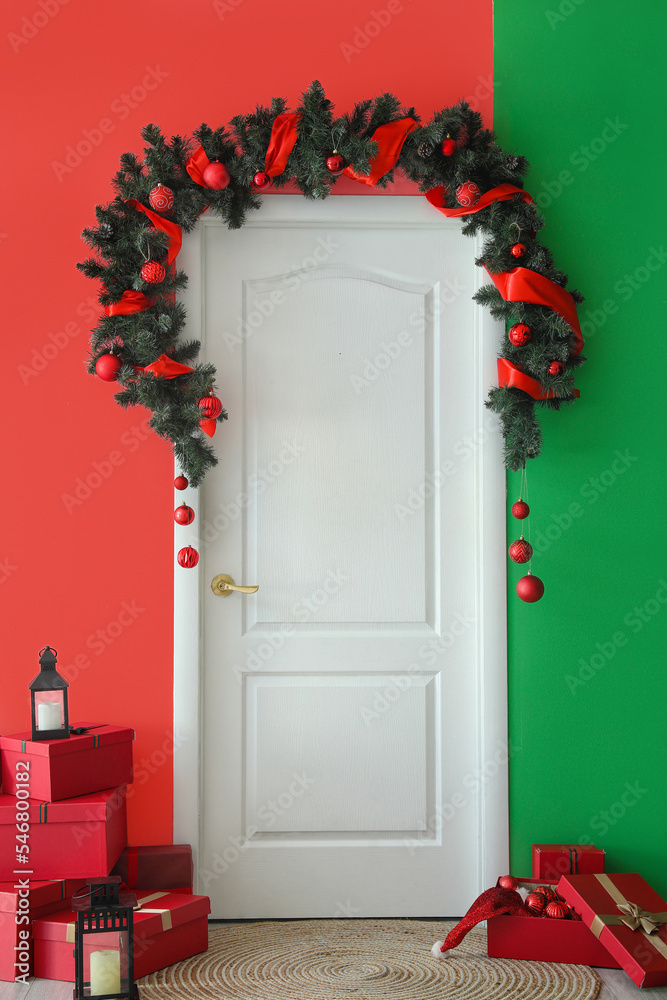 白色门，大厅里有圣诞树枝、礼物和灯笼