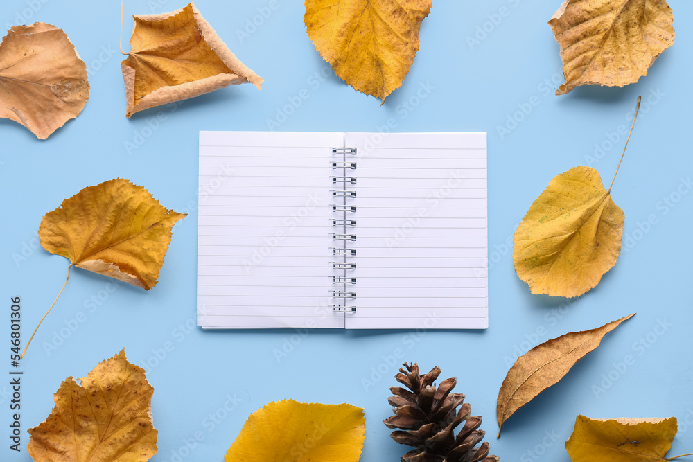 空白笔记本、秋叶和松果的彩色背景作文