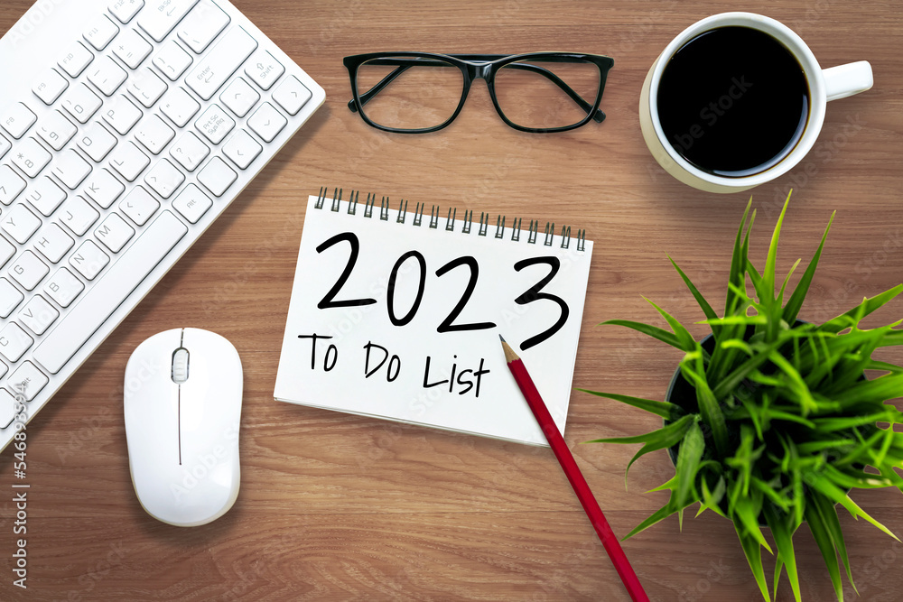 2023新年快乐决心目标清单和计划设置-带笔记本的商务办公桌