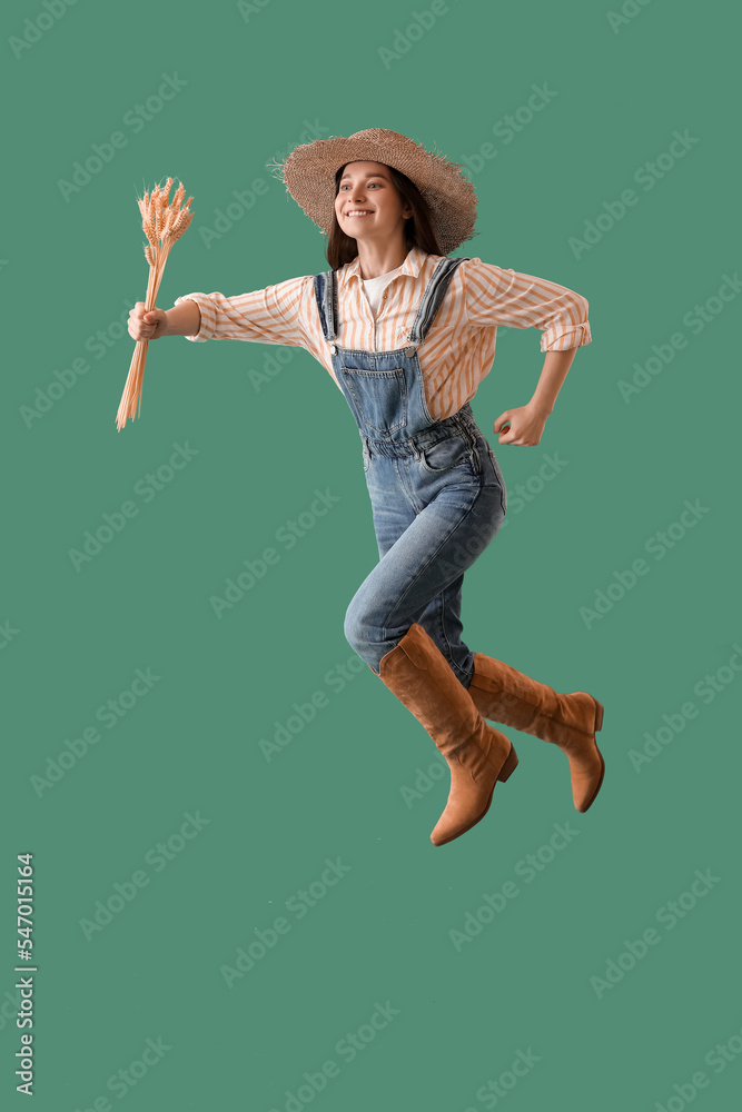 绿色背景下小麦小穗跳跃的年轻女农民