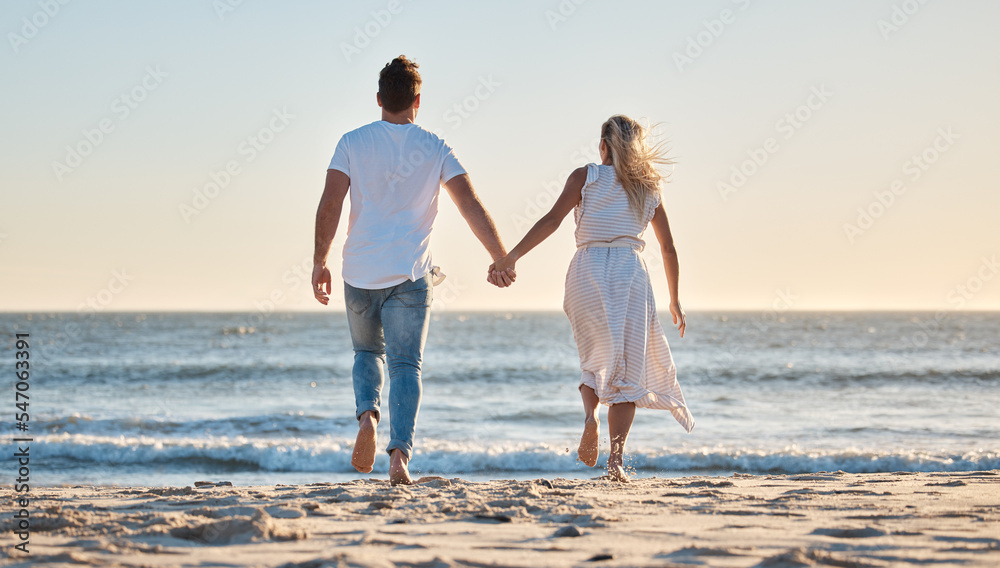 情侣，牵手，在海滩度假，爱与信任，与n一起旅行和冒险