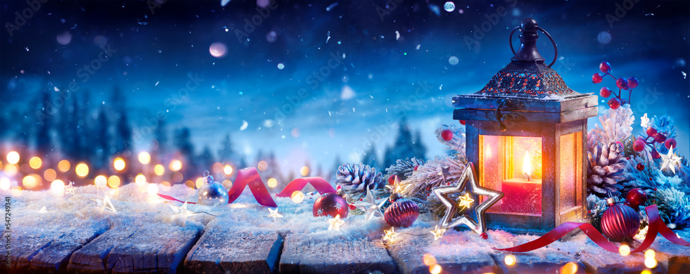 雪桌上装饰的圣诞灯-雪花烛光和抽象的散焦景观