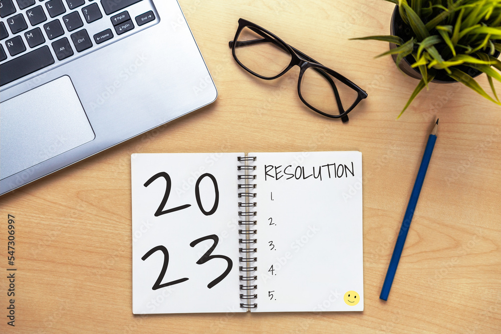 2023新年快乐决心目标清单和计划设置-带笔记本的商务办公桌