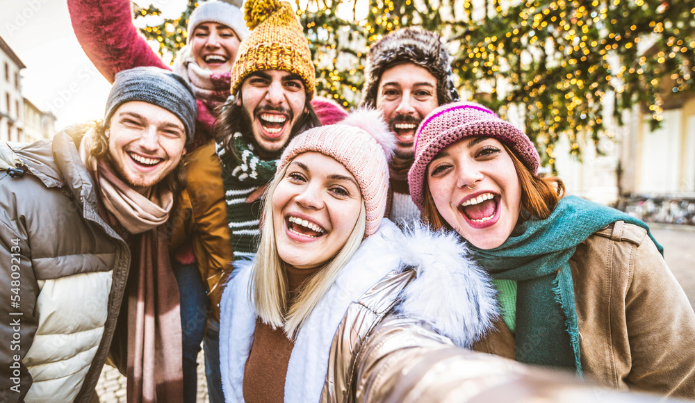 快乐的朋友团穿着冬装在城市街道上自拍-快乐的年轻人