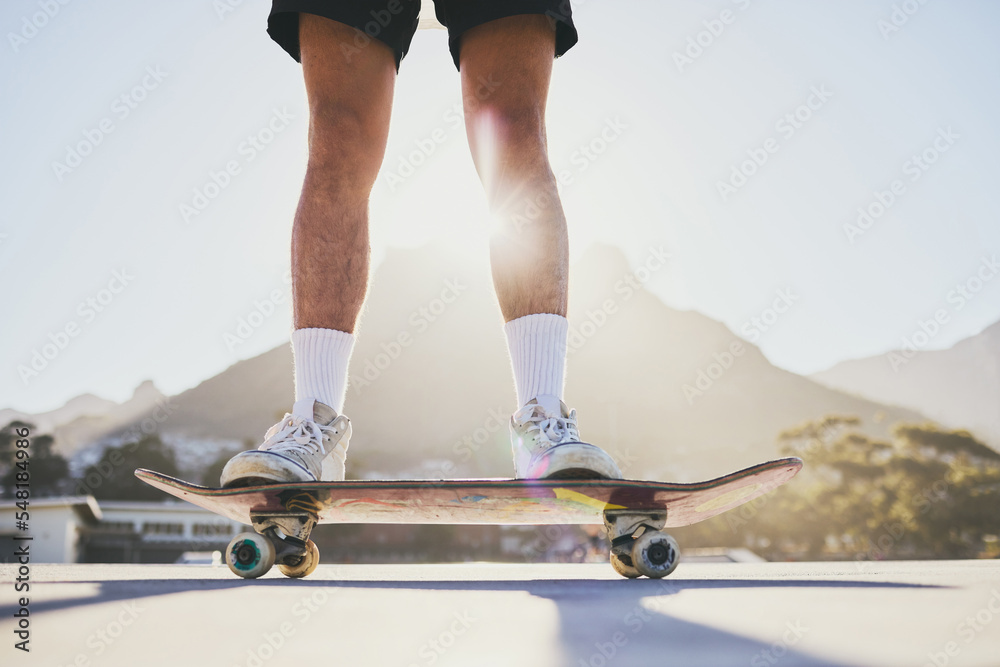 滑冰公园里的男人、腿和滑板鞋，用于健身、城市技巧训练或巴西爱好