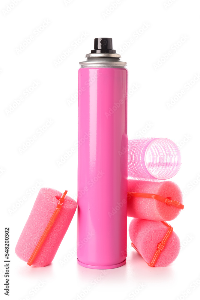 白色背景带卷发器的粉红色发胶瓶