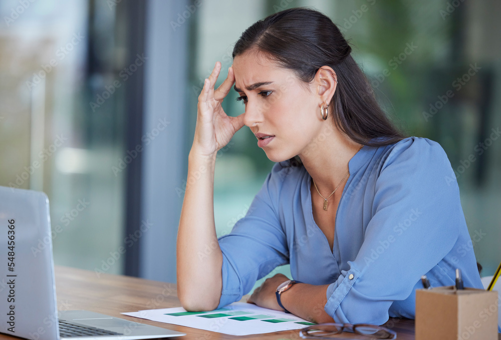 商务女性、笔记本电脑和因工作焦虑或办公室技术问题而头痛的压力