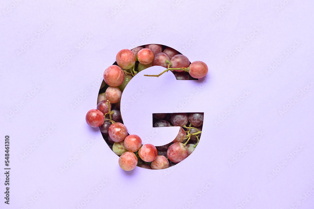 彩色背景上由葡萄制成的字母G的作文