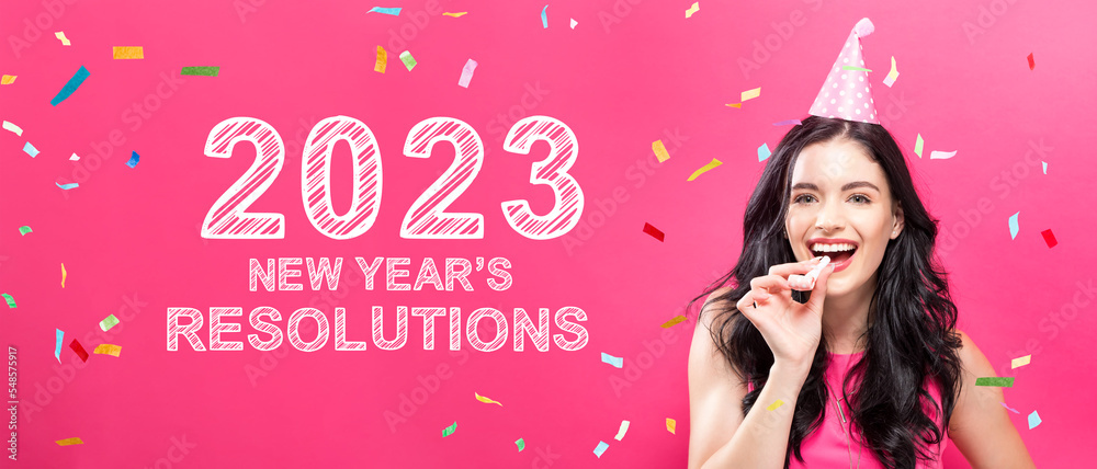 2023年与年轻女性的新年决心，粉色背景下的派对主题