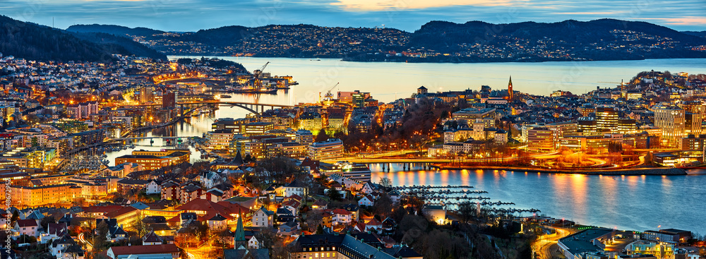 黄昏时的卑尔根城市全景，鸟瞰图，挪威