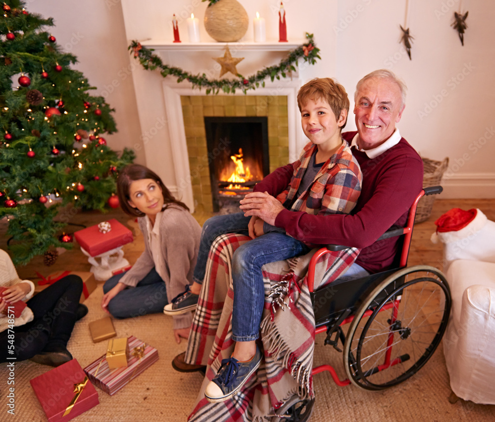 家庭、圣诞节和孩子的爱，爷爷和妈妈一起打开礼物或礼物