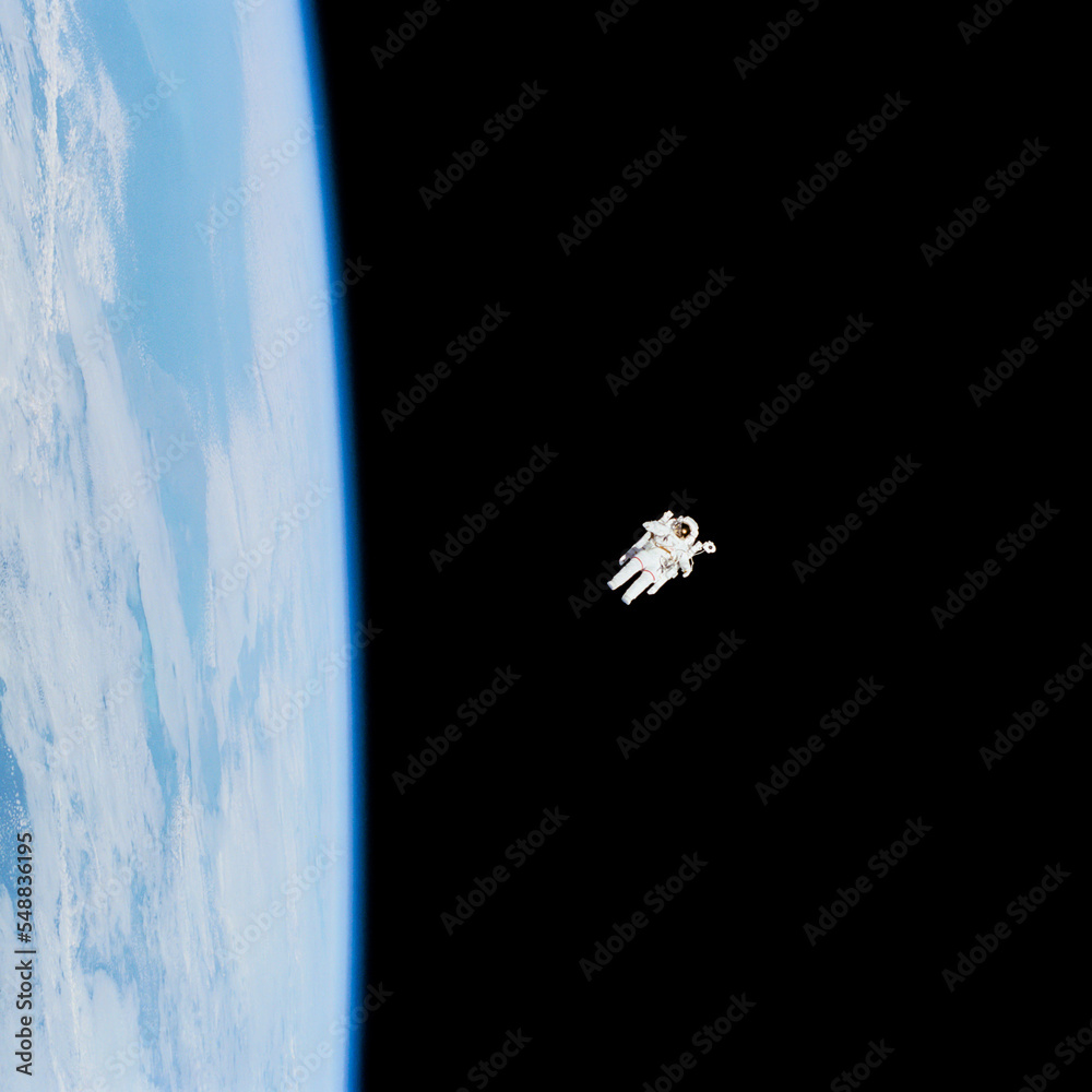 宇航员漂浮在地球上空的太空中。数字增强。提供了这张照片的元素